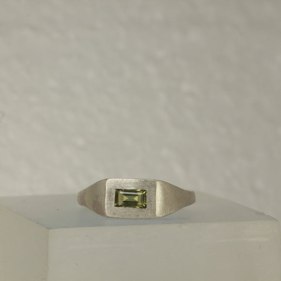 green sapphire signet - Size 7/O